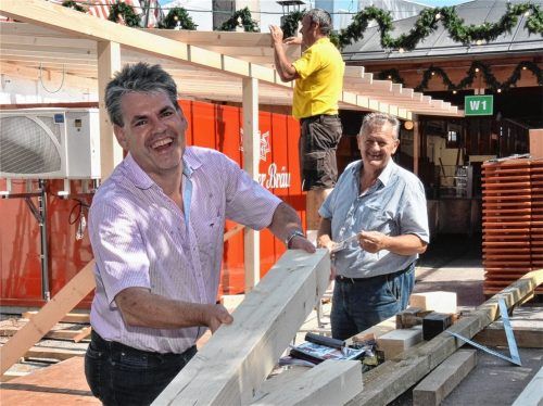 Mit Freude bei der Arbeit: Wolfgang Dichtl packt gerne an und hilft auch beim Zeltaufbau.Foto SChlecker