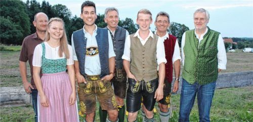 Mit sehr guten Leistungen konnten sich Johanna Daxenberger von der Schreinerei Sedelmeier aus Rott (links), Jacob Schmid als Innungsbester (Schreinerei Sebastian Reisinger aus Brannenburg, Mitte) und Sebastian Lechner von der Schreinerei Moser aus Nußdorf bei der Freisprechungsfeier der Schreinerinnung in Bad Feilnbach präsentieren. Stolz auf ihre neuen Gesellen sind auch die Inhaber der Ausbildungsbetriebe Robert Sedelmeier (zweite Reihe links), Sebastian Reisinger und Peter Moser sowie Prüfungsausschussvorsitzender Sebastian Fischer (rechts).Foto Steffenhagen