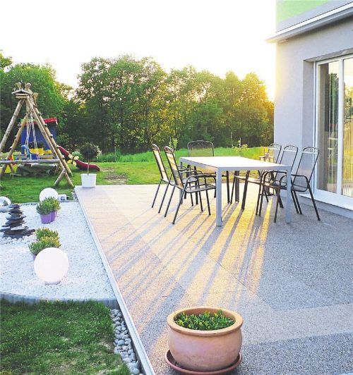 Mit verschiedenen Farben lassen sich größere Steinteppich-Flächen optisch auflockern. Steinteppiche sind sehr robust und passen sich jedem Wetter an. Foto Renofloor