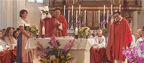 Nach dem Gottesdienst wurde der scheidende Pfarrvikar Emmeran Hilger (rechts) von der Taufkirchner Pfarrgemeinderatsvorsitzenden Andrea Schuhbeck und Pfarrer Michael Seifert verabschiedet.Foto  fill