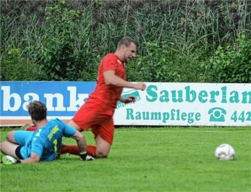 Nach dieser Attacke von Pangs Torwart Christian Pflaum an Tobias Hotter gab es Elfmeter für Kolbermoor, den Hotter dann zum 4:4-Ausgleich verwandelte.