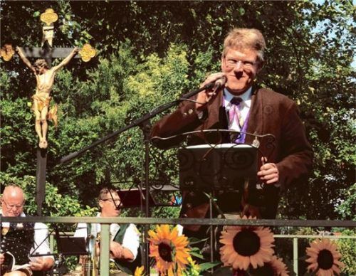 „Nahui in Gotts Nam“: Mit dem Schiffleutgruß eröffnet der Vorsitzende des Schiffleutbruderschaftsvereins Neubeuern, Michael Konrad, das Schiffleutfest.Foto  Reischl-Zehentbauer