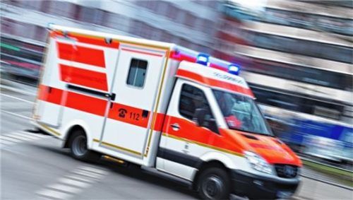 Nicht gerade zimperlich ist ein 16-Jähriger vorgegangen. Auf der Suche nach einem möglichen Verräter hat er einen 25-Jährigen massiv verprügelt. Der Mann musste ins Krankenhaus. Foto  dpa/Nicolas Armer