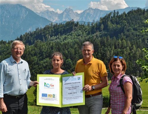 Nicht nur die Sonne strahlte bei der Übergabe des Förderbescheids durch Sebastian Wittmoser von der Leader-Förderstelle beim Amt für Ernährung, Landwirtschaft und Forsten Rosenheim (links), an Nicola Neumeier, Leiterin der Tourist-Information Oberaudorf, Bürgermeister Hubert Wildgruber sowie Wanderführerin Gerlinde Wölfl (rechts).Foto Lotter