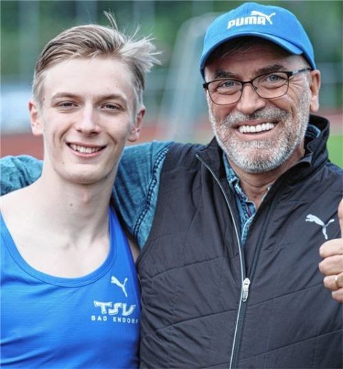 Nick Kocevar vom TSV Bad Endorf gewann Bronze über 100 Meter der Jugend U20, hier zusammen mit seinem Vater und Trainer Mitja Kocevar. Fotos Stuffer