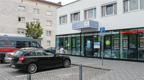 Noch gibt es keine Stromtankstellen in der Stadt. Das kann sich aber bald ändern: Die Stadtwerke planen am Stadtplatz eine Schnellladesäule in Zusammenarbeit mit einem Werbepartner. Ein Platz ist auch schon gefunden, der Behindertenparkplatz würde nach links verlegt werden. Foto  Lohmann