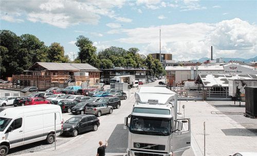 Noch parken in manchen Bereichen der Loretowiese Autos, während am Aufbau der Festzelte fürs Rosenheimer Herbstfest gewerkelt wird. Fotos Reisner