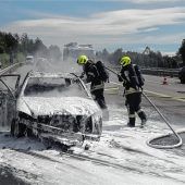 Im dichten Reiseverkehr: Auto brennt völlig aus