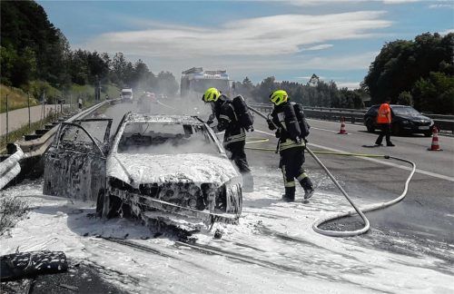 Nur wenige Minuten, bevor der Mercedes bei Bergen in Brand geraten war, befand sich noch eine vierköpfige Familie im Fahrzeug. Foto FDL/Lamminger