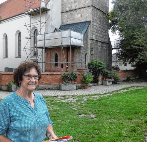 Ottilie Mittermaier will nicht länger warten: Sie fordert per Unterschriftenliste, dass endlich der Turm der Grünthaler Kirche renoviert wird. Foto Fill