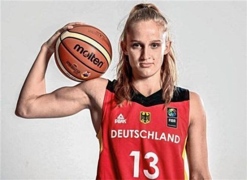 Pech für Wasserburgs Leonie Fiebich, die sich bei der U19-WM das Kreuzband gerissen hat.