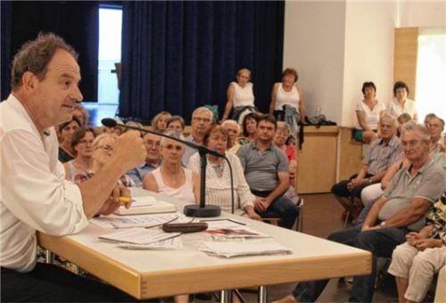 Pfarrer Rainer Maria Schießler bei seinem Auftritt im Künstlerhof Rosenheim.Foto Wunsam