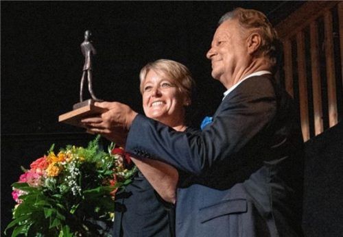 Präsentieren stolz die Auszeichnung: Cornelia von Kerssenbrock und Ludwig Baumann. Foto re