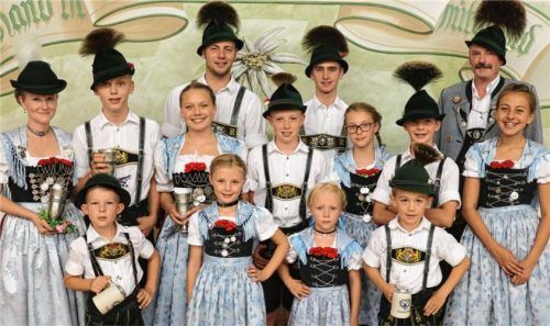 Preise, Pokale und ganz viel Lob für die Darbietungen: Vorsitzender Paul Kink vom Trachtenverein „Edelweiß“ Niederaschau (rechts hinten) ist stolz auf die Sieger aller Klassen beim Vereinspreisplatteln.Fotos  re