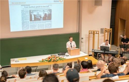 Professor Dr. Heinrich Seidlmeier, Studiendekan der Fakultät für Betriebswirtschaft, erinnert an die ersten Absolventen des Studiengangs Wirtschaftsinformatik an der Technischen Hochschule Rosenheim. Foto Technische Hochschule