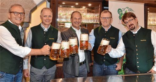 Prost auf die Wiesn 2019! Die Auerbräu-Geschäftsführer Dirk Steinebach und Thomas Frank, Festwirt Andreas Schmidt, Braumeister Karl-Heinz Silichner und Georg Hagemeister, Leiter des Bereichs Abfüllung (von links), gönnten sich gestern einen ersten Schluck Herbstfest-Märzen.Foto Schlecker
