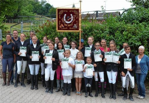 Prüfung zum Reitabzeichen bestanden: Die erfolgreichen Teilnehmer des Reitclubs Haselbach. Foto re
