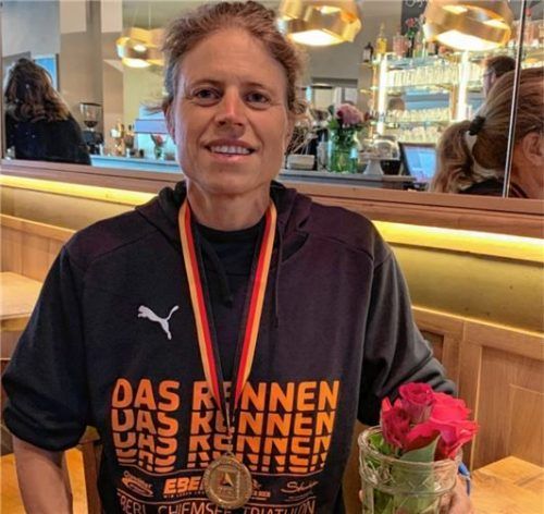 Renate Forstner mit ihrer neuesten Goldmedaille, die sie bei der deutschen Meisterschaft im Triathlon über die olympische Distanz gewonnen hat. Foto  Karrasch
