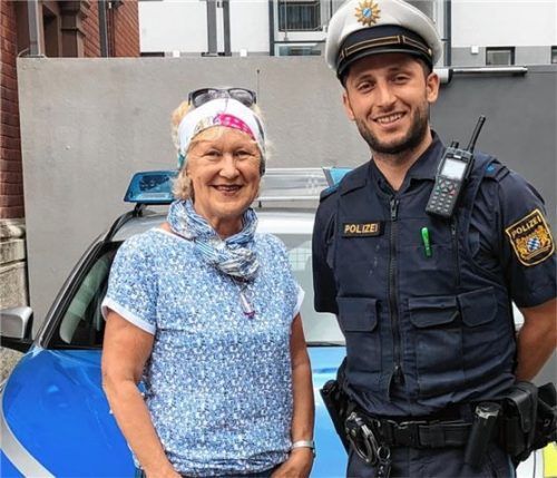 Retter in der Not: Renate Bönisch bedankt sich bei Polizeioberwachtmeister Thomas Unterlinner für seinen Einsatz mit dem Bolzenschneider. Foto Heise