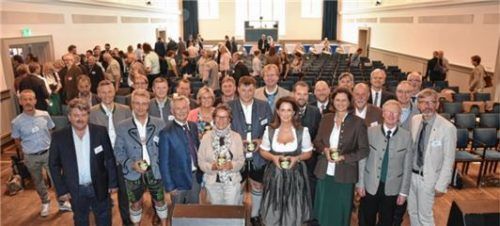 rochie leader-konferenz igr

Landwirtschaftsministerin Michaela Kaniber und Landtagspräsidentin Ilse Aigner mit den Vorsitzenden der LEADER-Regionen, von deren Projekten und Engagement sie sich beeindruckt zeigten.