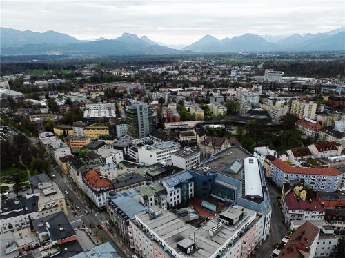 Rosenheim von oben: Die Stadt setzt mit 400 Prozent einen der höchsten Gewerbesteuer-Hebesätze Oberbayerns an, hat diesen aber seit vielen Jahren nicht verändert. Foto ziegler