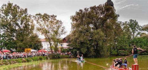 Rund 700 Besucher waren gekommen, um von der gesperrten Kirchstraße aus das Spektakel auf dem Pruttinger Dorfweiher zu verfolgen und anschließend weiter zu feiern.Fotos thomae