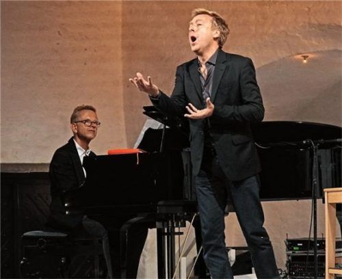 Sang und rezitierte mit ganz viel Gefühl: Max Müller. Am Klavier begleitet wurde er von Volker Nemmer. Foto Pillatzki