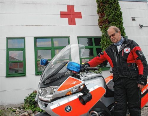 Schein und Sein: Sieht eigentlich noch intakt aus, das Einsatzmotorrad des BRK – ist es aber nicht! Totalschaden heißt es nach einem unverschuldeten Unfall eines Kollegen von der Motorradstreife. Diese ist „Helfer vor Ort“ auf der Autobahn. Der Fachdienstführer, Gerhard Hintermeier, hofft nun auf Unterstützung von Spendern. Ohne Motorrad ist die Streife aufgeschmissen.Foto  BRK