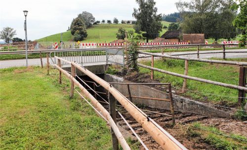 Die Baustelle war fertig eingerichtet, dann aber gab es Lieferschwierigkeiten bei den Betonfertigteilen. Die Arbeiten für einen neuen Viehdurchlass gehen am Dienstag weiter. Foto  archiv HÖpfinger