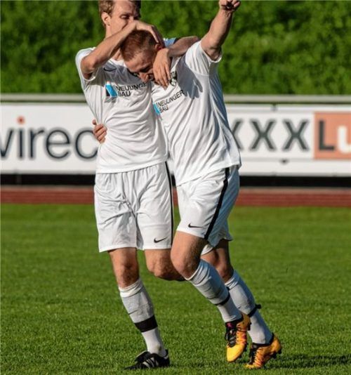 Sebastian Pichlmeier und Matthias Vital umjubeln das 1:0 der SG in Aschheim.Foto Wimmer
