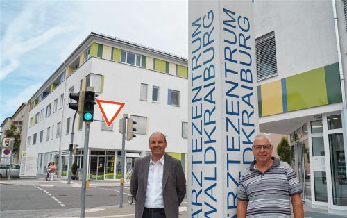 Sechs Jahre hat es gedauert, doch jetzt ist das Ärztezentrum Waldkraiburg in der Kirchenstraße mit über zehn Arztpraxen und Einrichtungen aus dem Gesundheitsbereich auf einer Fläche von rund 3000 Quadratmetern belegt. Werner Meisenecker (links), Geschäftsführer der Wohnungs- und Siedlungsgenossenschaft, und Prokurist Uwe Krämer freuen sich darüber. „Es war richtig, zuzuwarten“, sagen sie heute zu der Entscheidung, trotz vorübergehender Leerstände die Flächen nicht an andere Interessenten zu vergeben.Foto  Grundner