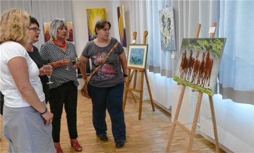 Seit 14 Jahren gibt es die Ausstellung der Künstlergruppe vom Kulturkreis Kraiburg. Bei der Matinee im Bischof-Bernhard-Haus überzeugten sich die Besucher von den unterschiedlichen Werken. Foto  Bachmaier