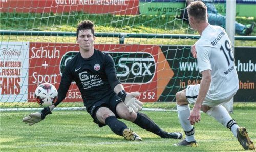 SG-Spieler Matthias Rauscher scheitert an Baldhams Torhüter Max Salamon.Foto Wimmer