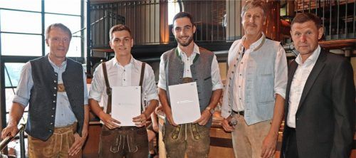 Sie waren die Innungsbesten: Mathias Hager (Zweiter von links) und knapp dahinter Sebastian Stuttrucker (Dritter von rechts). Prüfungsvorsitzender Ludwig Hartl, Obermeister Martin Kollmeier und sein Stellvertreter Norbert Kendler (von links) gratulierten. Foto re