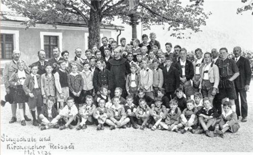 Singschule und Kirchenchor: Gruppenfoto von 1936 vor dem Marienbrunnen der Klosterkirche mit Pater Norbert.lotter
