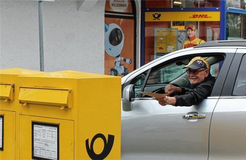 Soll der Briefkasten am Stadtplatz wegfallen (linkes Foto), um am ehemaligen Postcenter wieder einen Drive-In-Briefkasten zu bekommen? Herbert Lenhart (rechts), der seit Jahren um einen Autobriefkasten kämpft, begrüßt den Vorschlag der Post.Fotos  Grundner/Leder