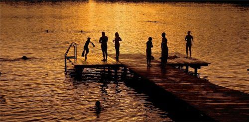 Sommerabend am See: Der Steg am Hartsee ist wieder sicher. Die Wasserwacht hat selbst angepackt und den Steg und seine Befestigung am Ufer sommertauglich gemacht. Die Kosten übernimmt die Gemeinde. Foto Müller