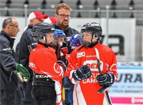 Starbulls Chef- und Jugendtrainer Oliver Häusler, der amtierende Nachwuchstrainer des Jahres, war Teil des Camp-Trainerteams um den Assistenz-Trainer des NHL-Teams Philadelphia Flyers Kris Knoblauch.