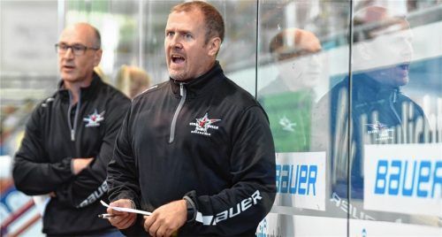 Starbulls-Coach John Sicinski (rechts) und Co-Trainer Derek Mayer sahen gute Ansätze. Foto  Ziegler