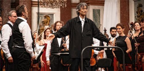 Stardirigent Kent Nagano nimmt den Applaus des begeisterten Publikums entgegen. Foto Classen