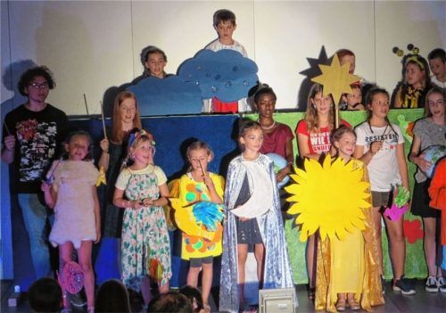 Stellte die Schöpfungsgeschichte nach: der Kinderchor der Stadtkirche Kolbermoor.Foto re
