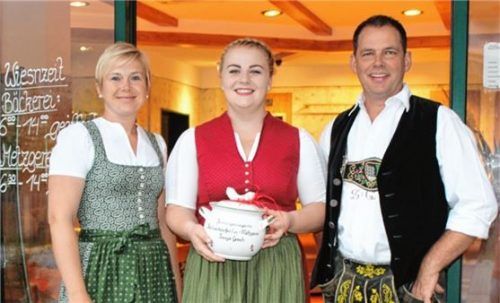 Stolz auf ihre Gesellin Tanja Gosch (Mitte) sind Sabine und Sebastian Grandauer von der gleichnamigen Metzgerei in Nußdorf. Gosch ging jetzt als Innungssiegerin der Fachverkäufer im Lebensmittelhandwerk hervor. Foto steffenhagen