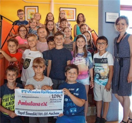 Stolz präsentieren die Kinder der Klasse 3a der Aschauer Grundschule mit ihrer Religionslehrerin Sarah Resch den symbolischen Spendenscheck.Foto  re