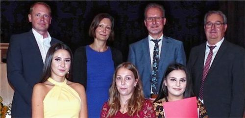 Stolze Ausbilder und Absolventen: John-Norman Stolz (GIS Arbeitsagentur München), Dr. Nicole Cujai (Vorsitzende der Geschäftsführung der Agentur für Arbeit Rosenheim), Christian Bockes (GIS Regionaldirektion Bayern der BA), Berufsschulleiter Walter Karlstetter, die Absolventinnen der Ausbildung Fachangestellte für Arbeitsmarktdienstleistungen Andrea Tepic, Kristina Barke und Albulena Tairagini (von oben links nach unten rechts).Foto  re