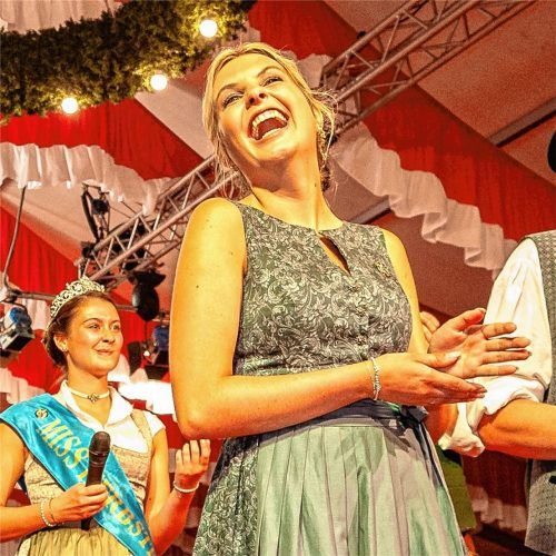 Strahlende Siegerin: Sabrina Zehrer erfährt, dass sie die neue Miss Herbstfest ist. Mit ihr freut sich ihre Vorgängerin Regina Schuhmacher (links). Foto  Thomae