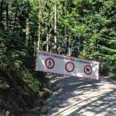Absperrbanner über Wanderweg: Gefahr und uneinsichtige Reaktionen