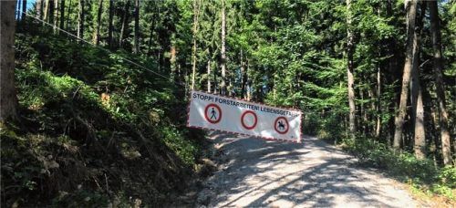 Streitpunkt Absperrung am Adersberg: Wanderer und Biker halten sich nicht an die Absperrung. Andere monieren die schlecht sichtbare Halterung des Drahtseils. Foto re