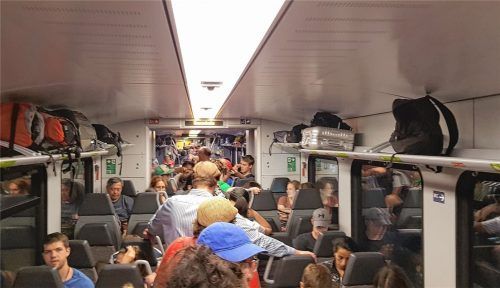 Stundenlang mussten rund 600 Fahrgäste im liegengebliebenen Meridian ausharren. Fotos re