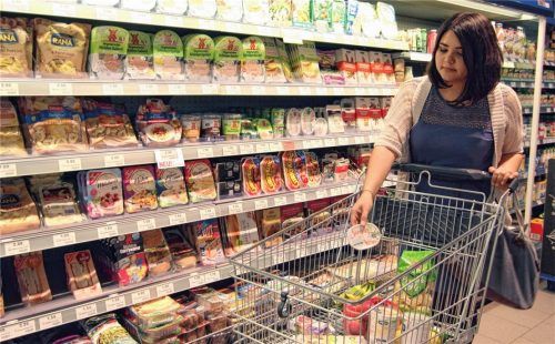 Supermärkte vergrößern derzeit ihr Angebot an veganen und vegetarischen Produkten ständig. Es gibt für diese Produkte aber kein einheitliches Siegel als Beleg für transparente staatliche Kontrollen.Fotos DPA/RE