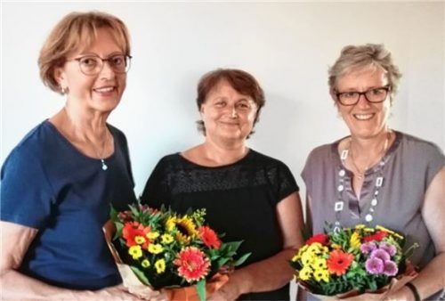 Susanne Mittermair-Johnson (Mitte), Leiterin der Schwangerschaftsberatungsstelle Donum Vitae Rosenheim, mit der bisherigen Vorsitzenden Margarete Lippert (links) und der neuen Vorsitzenden Elisabeth Jordan.Foto re